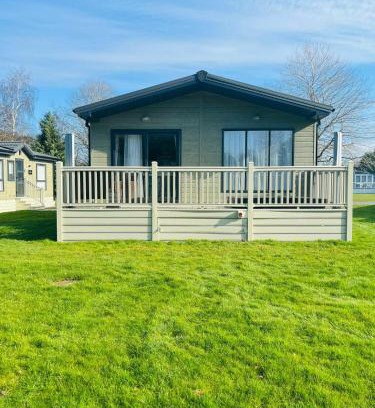 Allerthorpe House | Fox Lodge with Hot Tub