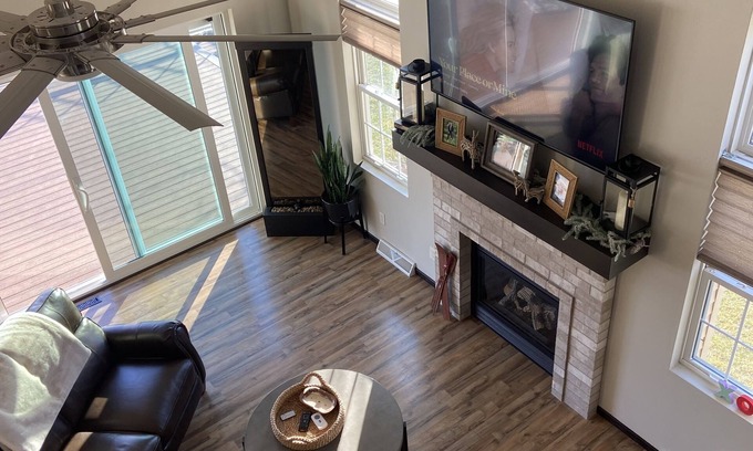 Oshkosh House | Fox River Townhouse- 3 Miles from EAA Grounds