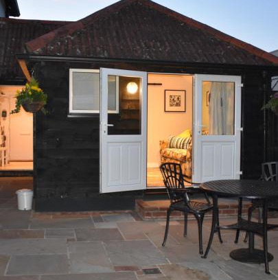 New Forest District Apartment | FOX'S DEN Dog friendly, self-contained guest suite