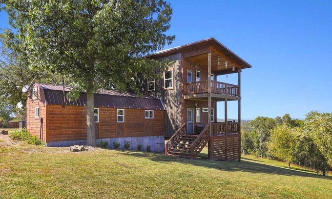 Eureka Springs Cabin | Fox Wood Cabin w/Hot Tub family-friendly 50 acres, hot tub, three decks, only 15 min to downtown Eureka!