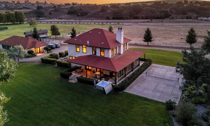 Los Olivos House | Foxen Canyon Retreat - Pickelball and Wine Country