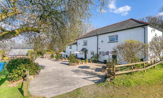 Whitstone House | Foxglove Cottage - Bennetts Court