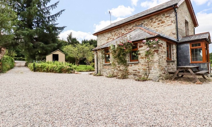 Mount Cottage | FOXGLOVE COTTAGE, family friendly, with hot tub in Bodmin
