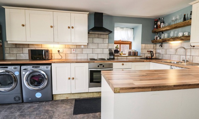 Whitland Cottage | FOXGLOVE COTTAGE, pet friendly, country holiday cottage in Whitland