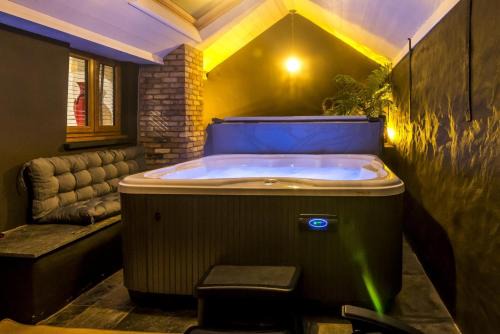 Tiers Cross House | Foxglove - Luxurious Barn Conversion - Blossom Farm
