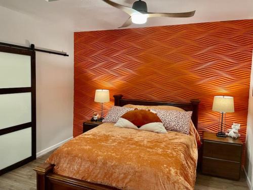 Ahwahnee House | Foxs Den Hot Tub Bbq Queen Bed Sleeps 2