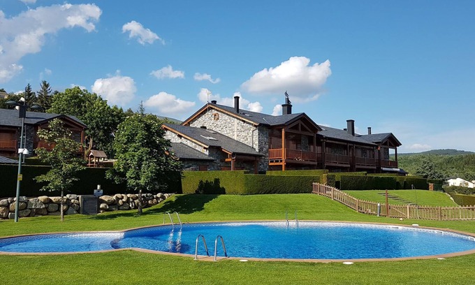 Angoustrine Apartment | Apartment 'Infinity View Duplex - Cerdagne' with Mountain View, Shared Pool and Wi-Fi