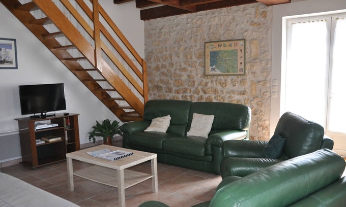 La Gripperie-Saint-Symphorien Cottage | Family home with indoor pool near the sea