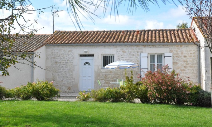 La Gripperie-Saint-Symphorien House | Gîte with heated indoor pool all year round 15 km from the sea