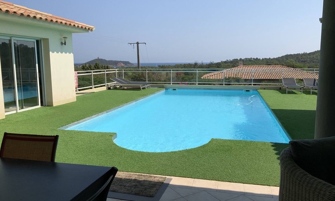 Cirendinu House | Villa with sea view