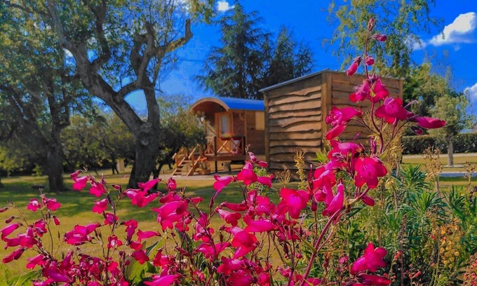 Faverolles Cottage | Authentic caravan with heated pool and breakfast included
