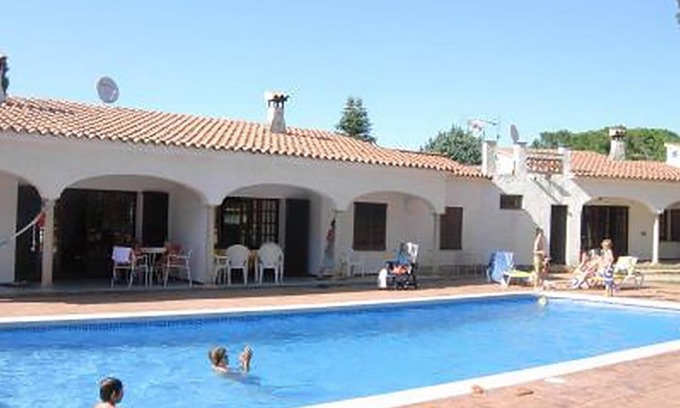 L'Escala Villa | FRANCIAC: Cosy house with a large community pool and garden