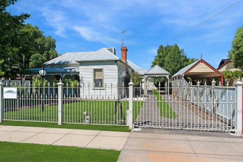 Echuca House | Francis Retreat- Echuca Holiday Homes