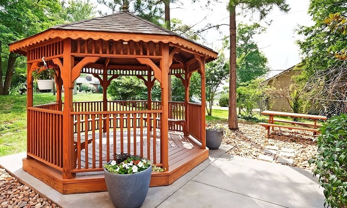 Ashley Oaks House | Frank H McClung Museum Tour! 4 Pet-friendly Suites w/Kitchen & FREE Parking!