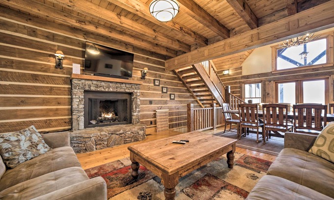 Franklin Cabin | Franklin Cabin w/Hot Tub + Pool Table!