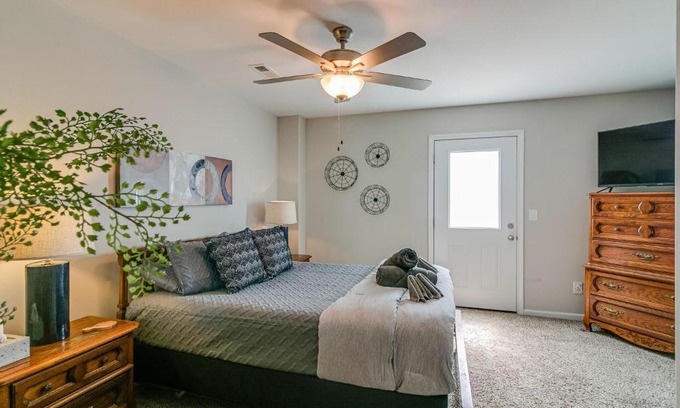 Clarksville House | Franklin Haven by Johnathan (1010 Franklin, #A)