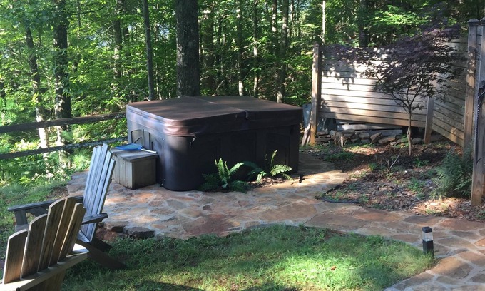Franklin Cabin | Franklin-Mountain Retreat-Stunning View. Outdoor hot tub, clawfoot tubs & shower