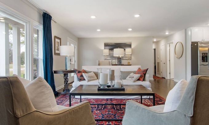 Franklin House | "Franklin, My Dear." is 5 minutes away from downtown Franklin!