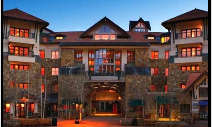 Mountain Village Resort | Franz Klammer Lodge Ski Resort - Cosy, Rustic 3-bedroom suite for 8 people