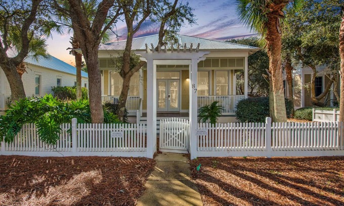 Emerald Waters Village House | *Free Beach Service * Pool * Cottage*