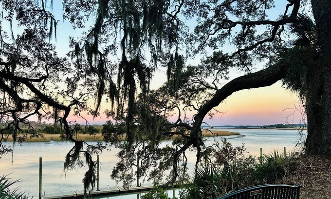 Thunderbolt Cottage | FREE Bikes & Stroll to Marina: Captain's Quarters Couples Retreat, 5 Min to Savn