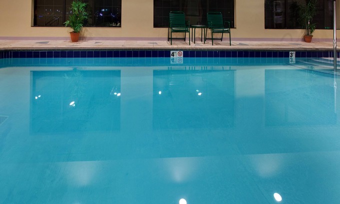 Davenport Apartment | Free Breakfast, Free Wi-Fi, Indoor Pool | Studio with Roll in Shower
