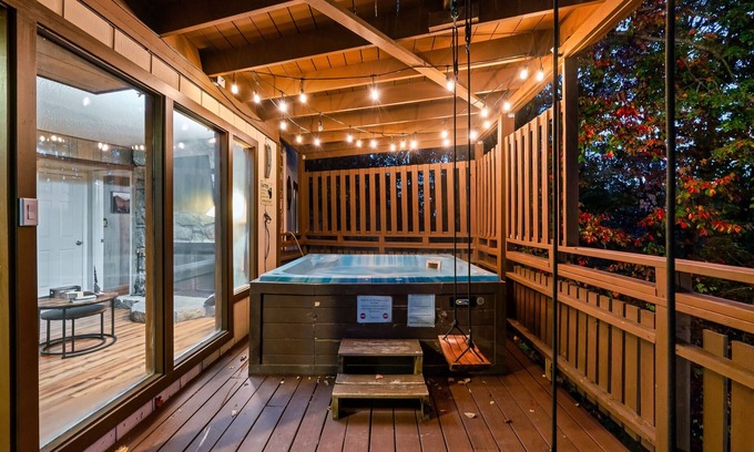 Chalet Village Cabin | Free Dollywood Tix/Views/Hot Tub/Arcade/Spacious