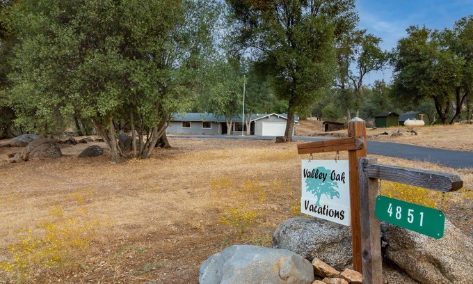 Mariposa House | FREE EV chargernVisit Yosemite stay at Valley Oak Vacations.