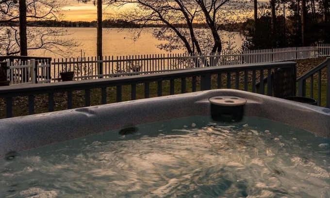 Wautoma Cabin | Free nite w/wknd offseason lakefront hottub fireplace kayak paddleboard boatpier