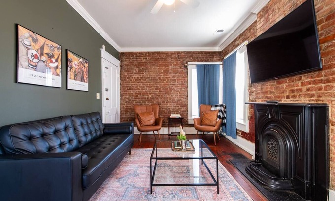 Highlands Condo | FREE Off street parking| Walking distance| Near by shops