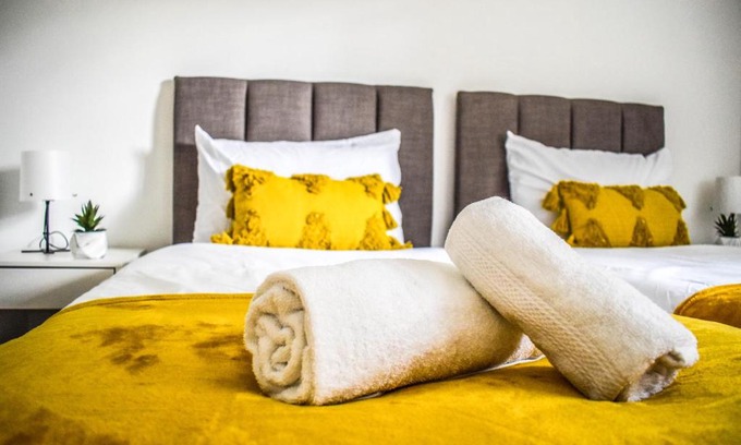 Stanwell Apartment | FREE Parking, 1 bedroom apartment close to HEATHROW
