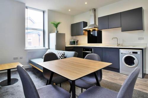 Salford Apartment | FREE PARKING - Charming 2-BR Flat near Salford Royal