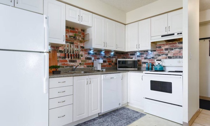 Waterloo Apartment | Free Parking! Clean & Cozy Stay