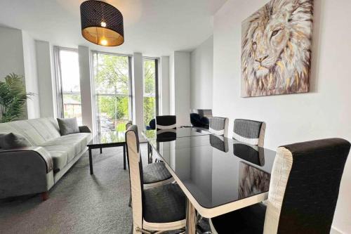 Salford Apartment | FREE PARKING - Cosy 2-BR Flat near Salford Royal
