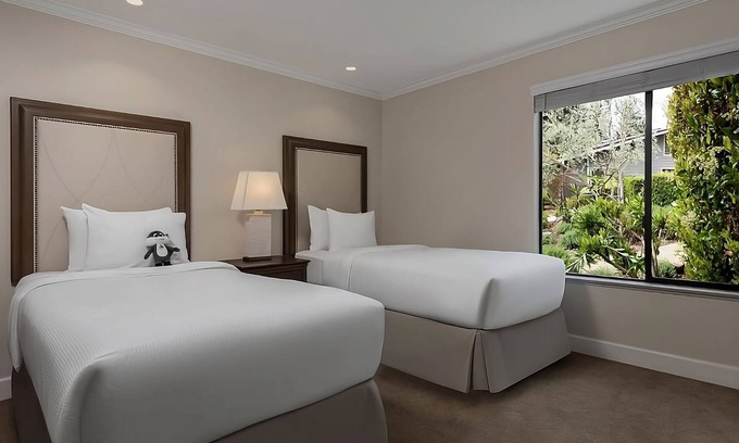 Napa Hotel | FREE Parking! Enjoy Exciting Amenities Such as Tennis Courts, Golf Course, Pool!