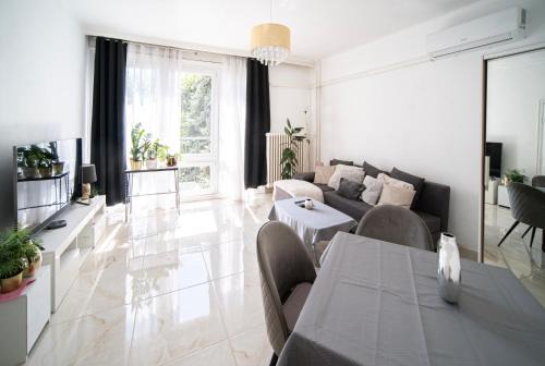 Pusztavacs Apartment | Free Parking- Hungaria Charm 4PPL Wifi TV AC