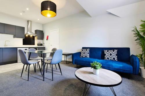 Salford Apartment | FREE PARKING - Modern 2-BR Flat close to Salford Royal
