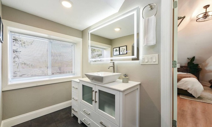 Larimer Apartment | Free Parking+Pet Friendly+6BR+5 Min From Bakery Sq