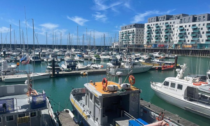 Seafront Apartment | Free parking * THREE BEDROOM HOUSE SLEEP 6* Brighton Marina* Stunning View