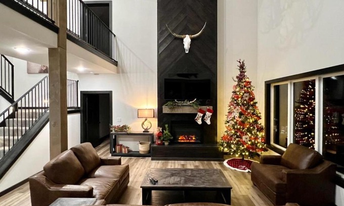 Kimberling City House | FREE Resort Amenities, Mini golf, Pool/Hot Tubs - PERFECT FOR LARGE FAMILY