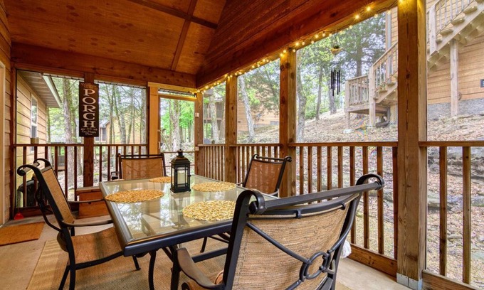 Branson West Cabin | Free Silver Dollar City Tickets! Cozy Cabin, Gated Stone Bridge Resorts with Ideal Location!