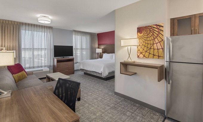 Florence Apartment | Free Wi-Fi, Free Breakfast + Outdoor Pool. King Studio Near Florence Center.