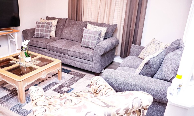 Lithonia House | Free Wi-Fi getaway home with secondary suite 10 guests