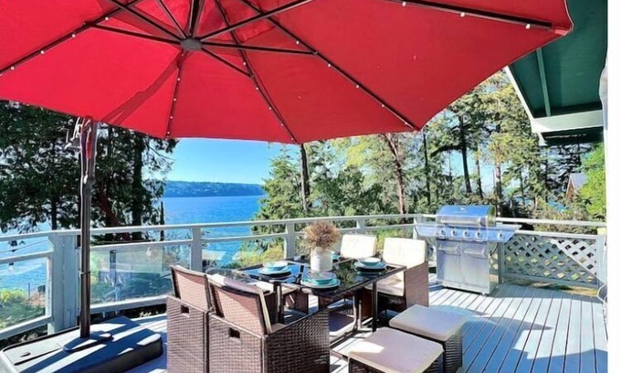 Freeland Cottage | Freeland Bay View Waterfront Family Villa Retreat