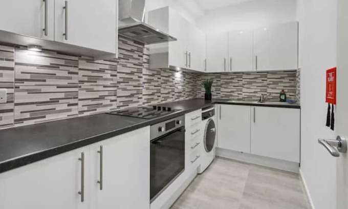 Dormers Wells Apartment | FreeWifi+Workspace+Sofabed sleeps 4