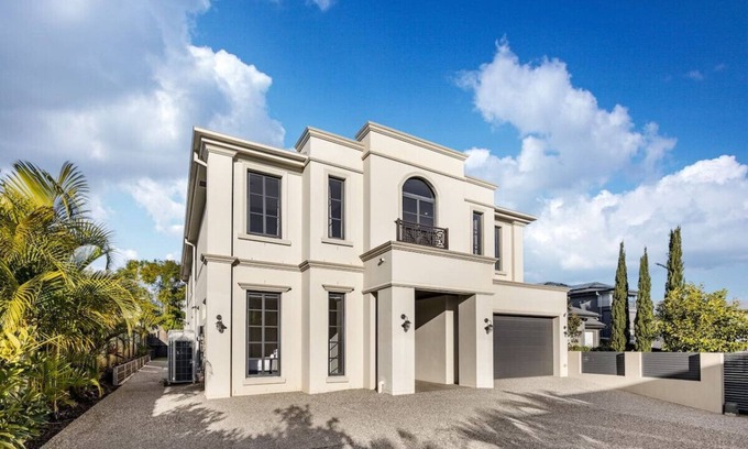 Rochedale South House | French Royal Experience 5B3B Grand House 3Parking