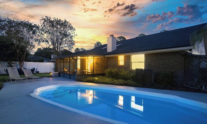 Southside House | ~Fresca Familia Sleeps 8 Pool by Shops & Dining~