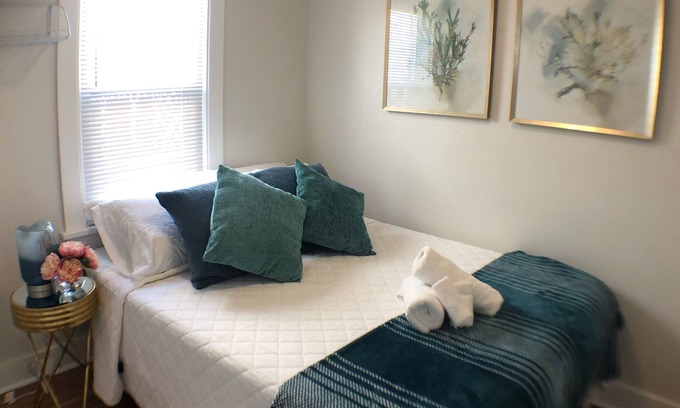 Geneva-on-the-Lake House | Fresh 2BDRM Cottage Right on The GOTL Strip! Sleeps 5!