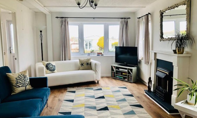 Padstow House | Fresh 4 Bed Coastal Home nr Padstow