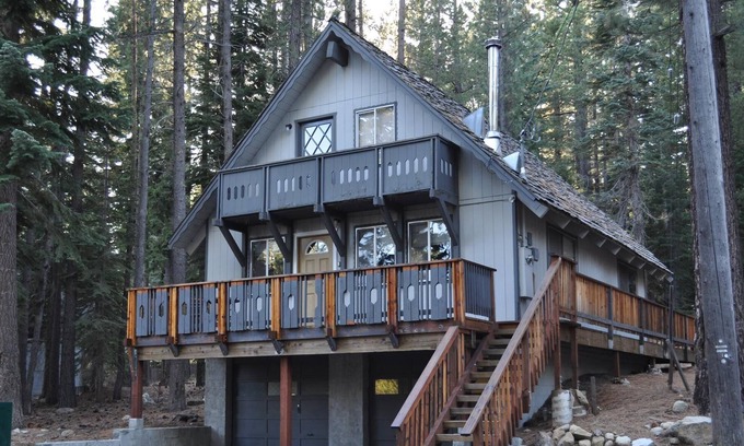 North Upper Truckee Ski Chalet | *FRESH INTERIOR REMODEL!* Cabin in the Pines. Garage, Hot Tub, Washer/Dryer